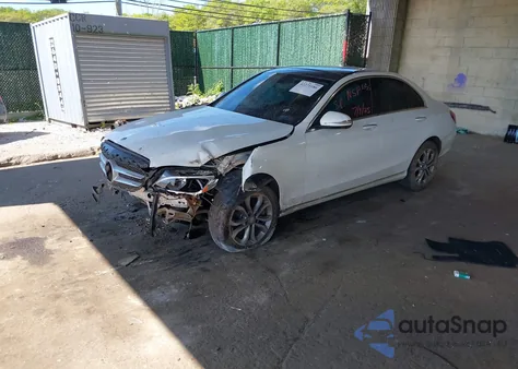 2015 Mercedes-Benz C 300 4Matic/Luxury 4Matic/Sport 4Matic z USA, uszkodzony, nr VIN 55SWF4KBXFU084352